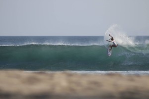 Surfing Playa Negra